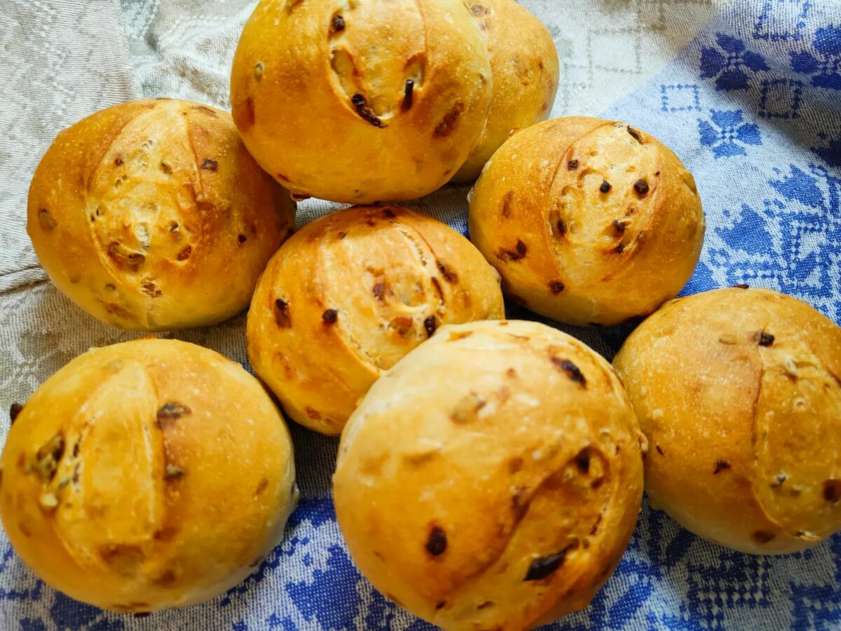 Жаль, картинка не передаёт сногсшибательные ароматы при выпечке луковых булочек 😄 