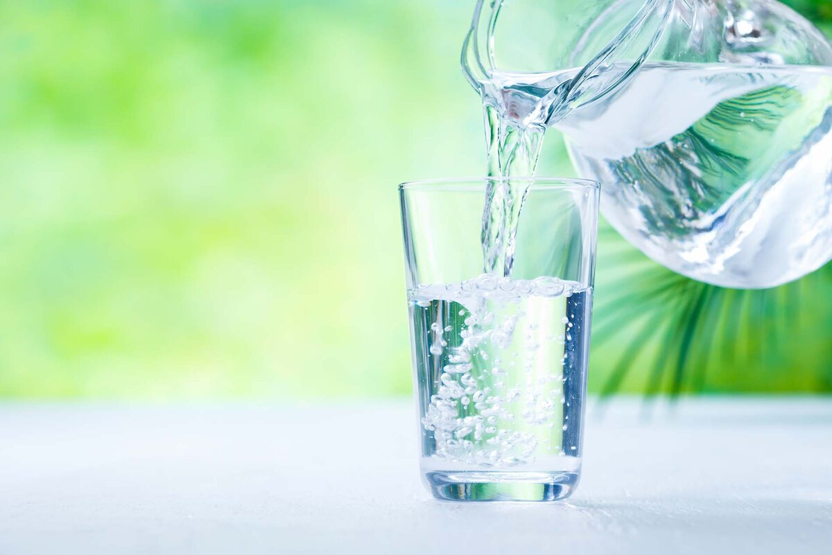 Польза употребления воды для нашего организма не подлежит никакому сомнению. Вода играет важную роль в жизнедеятельности каждой клетки нашего организма.