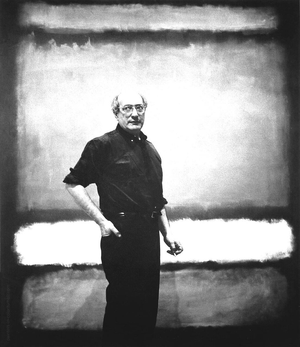 Марк Ротко на фоне своей картины 