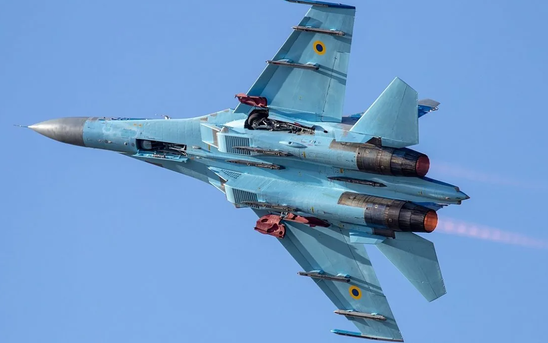 Су 27 сверхзвуковой самолет скорость. Су-27 двухдвигательный реактивный. Самолет Су 27. Су-27уб ВВС Украины. Су-27 сверхзвуковой самолёт.