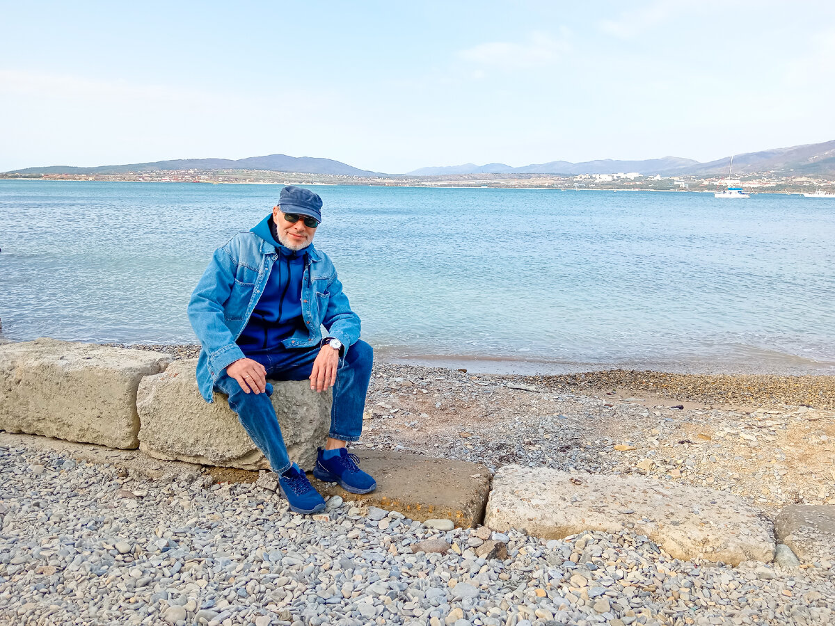 У Чёрного моря в Геленджике пока теплее, так как море ещё не остыло (Михаил Лекс, автора)