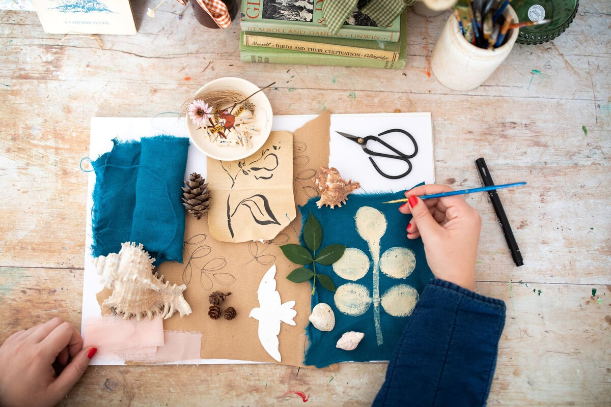 Доска настроения: соберите на столе всё, что хотите объединить в своей дизайнерской идее. Фото с сайта www.thesimplethings.com.