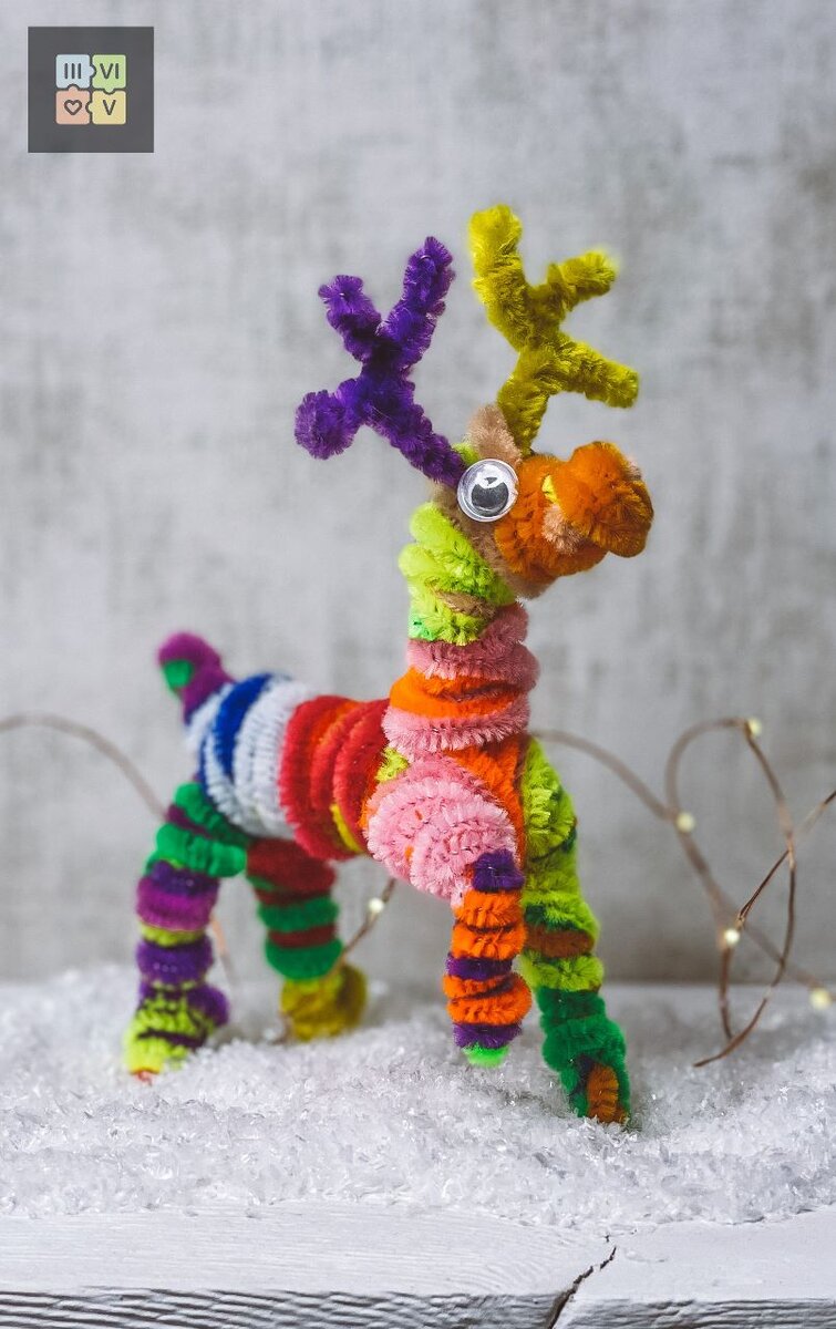 Вот такой Новогодний олень может получиться из обычной синельной проволоки. И сделать его можно за 20-30  минут