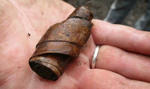 Берестяная грамота в свернутом виде 