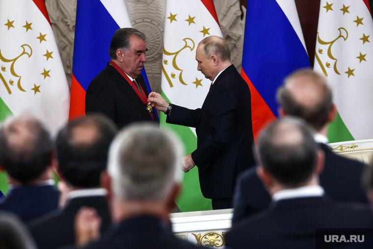    Владимир Путин вручил Эмомали Рахмону госнаграду России — «Орден за заслуги перед Отечеством » III степени