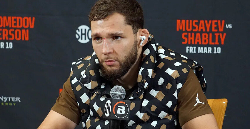 Российский легковес Bellator Александр Шаблий (24-3) высказался о своем одноклубнике Армане Царукяне (20-3).

«Арман – отличный парень, мой друг. Мы вместе тренируемся. Я думаю, он победит Бенейла Дариуша. У него хорошая ударка, хорошая борьба. Однажды он будет чемпионом UFC», – сказал спортсмен.