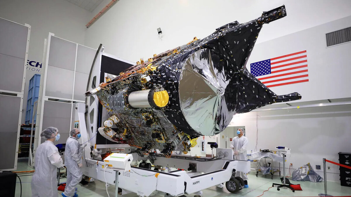 Космический зонд «Психея» в лаборатории Astrotech Space Operations. Слева на аппарате можно видеть лазерный приёмо-передатчик проекта DSOC.