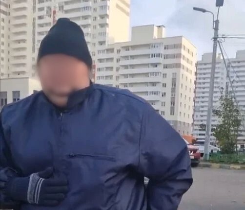 Незнакомый мужчина подкараулил Марию у её дома. Скриншот видео Марии Нелюбовой