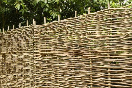 Какие материалы лучше всего подходят для плетеных заборов?