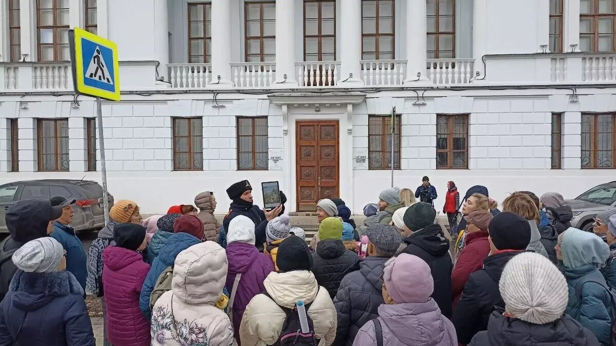     Нижегородцы раскритиковали экскурсию, которую проводил городовой. По словам горожан, гид якобы донес до туристов ложную информацию об истории кремля. Об этом жители написали в соцсети.