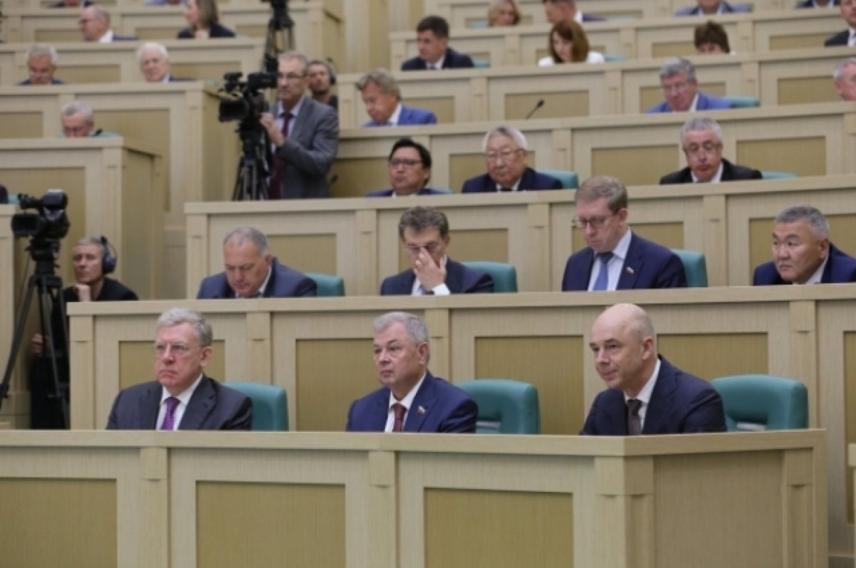    В Совфеде оценили идею о запрете въезда в РФ покинувшим страну иноагентам
