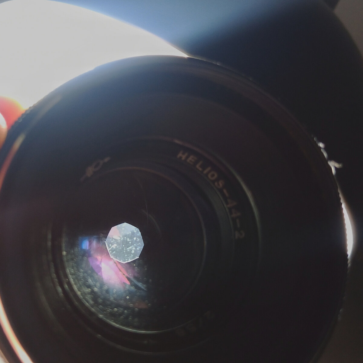 Закрытие диофрагмы видёт к ограничению поступающего света к матрице 