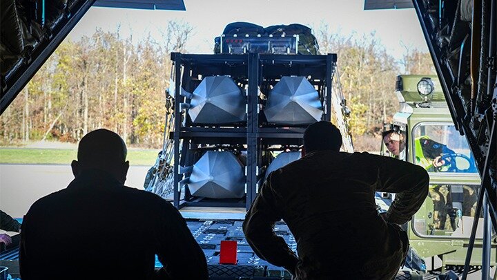 ЗЕЛЕНСКОМУ ТАКИ ПРИДЁТСЯ ОБЪЯСНЯТЬ СВОИМ ИЗБИРАТЕЛЯМ И СПОНСОРАМ, КУДА И НА ЧТО УШЛИ ВЫНУТЫЕ ИЗ БЮДЖЕТОВ СТРАН ЕС И США ДЕНЬГИ. ФОТО: STAFF SGT. BRANDON JULSON/GLOBALLOOKPRES