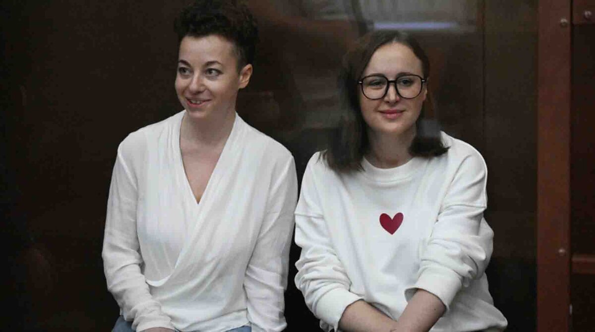    Драматург Светлана Петрийчук (справа) и режиссер Евгения Беркович в Хамовническом суде Москвы / Фото: РИА Новости / Станислав Красильников