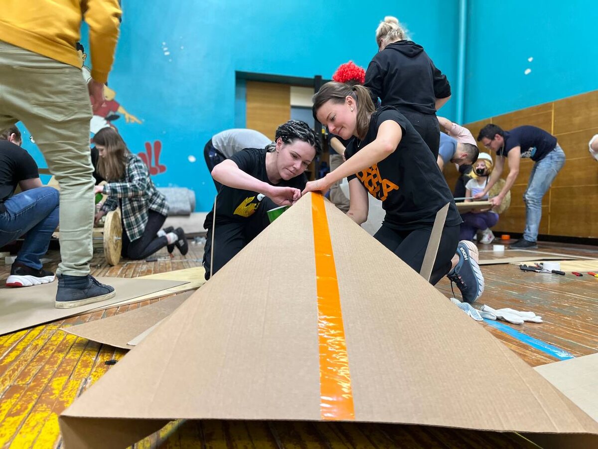 Чтобы построить болид, вся команда должна работать сообща!