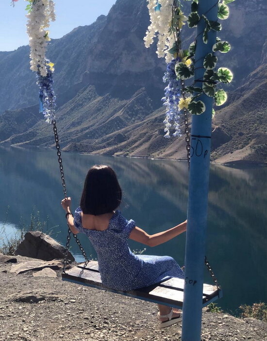 В горах цветы и девушки главное украшение