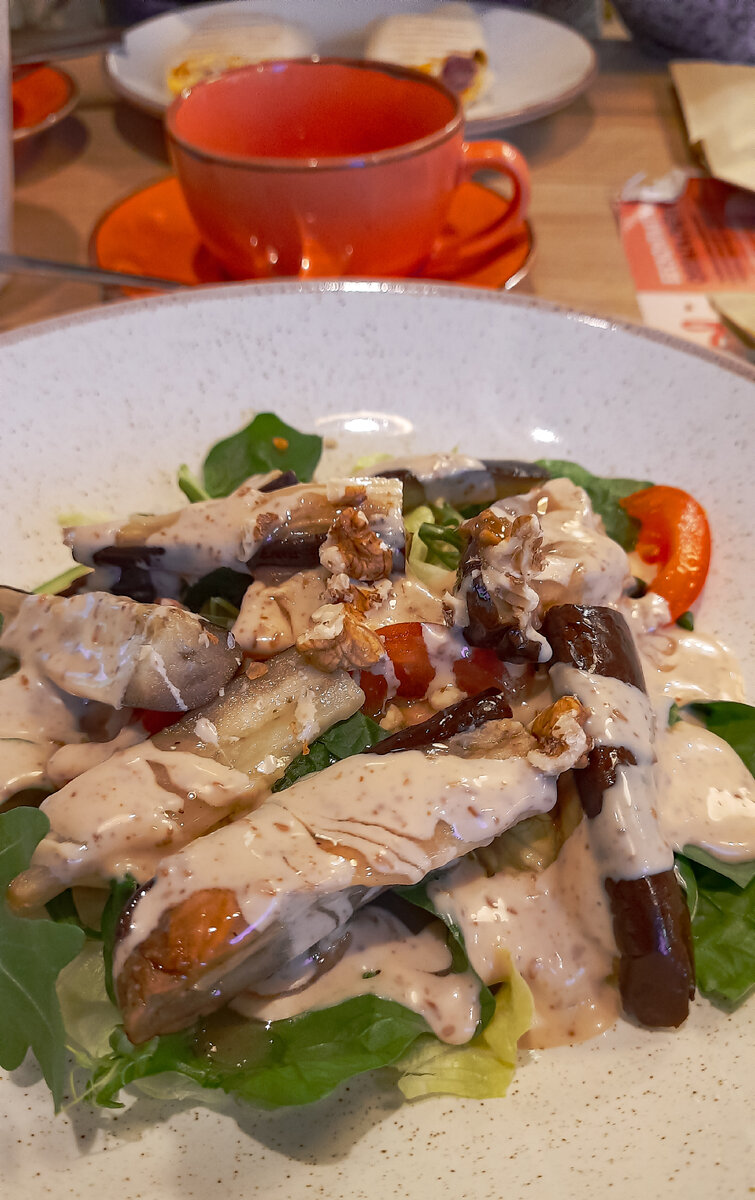 Очень вкусненький, листьев много)