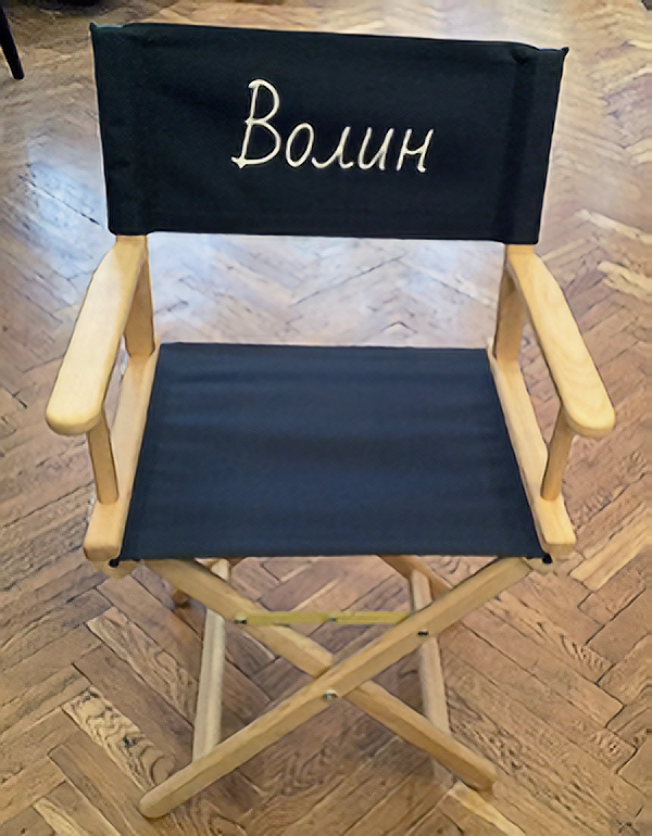 В продюсерской копилке Алексея Волина – пять исторических сериалов. Но этот стул ему подарили, когда он ушёл с ТВ. Фото: Елена ОВЧАРЕНКО