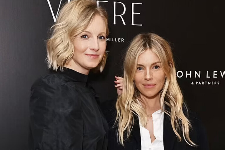     Беременная Сиенна Миллер в белой рубашке и серой юбке вышла в свет с сестрой