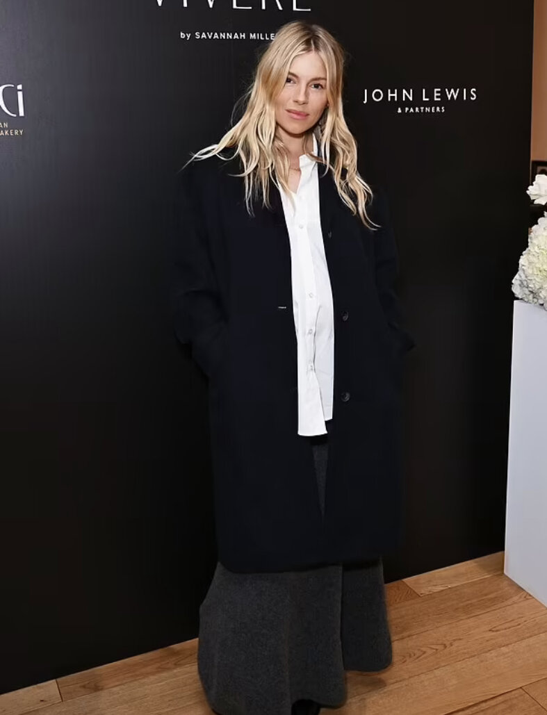    Сиенна Миллер выбрала для выхода в свет комфортный и стильный образСоцсети