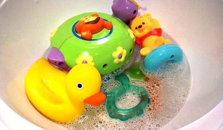 Источник фото: https://o-trubah.ru/dom/10153-moem-i-dezinficiruem-detskie-igrushki-po-pravilam/amp