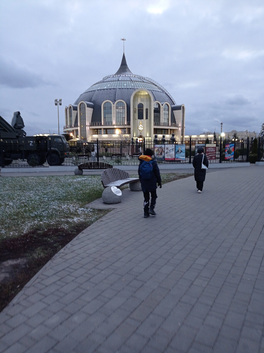 Музей выполнен в форме шлема былинного богатыря. 