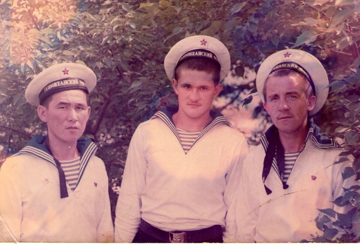 Моряки...