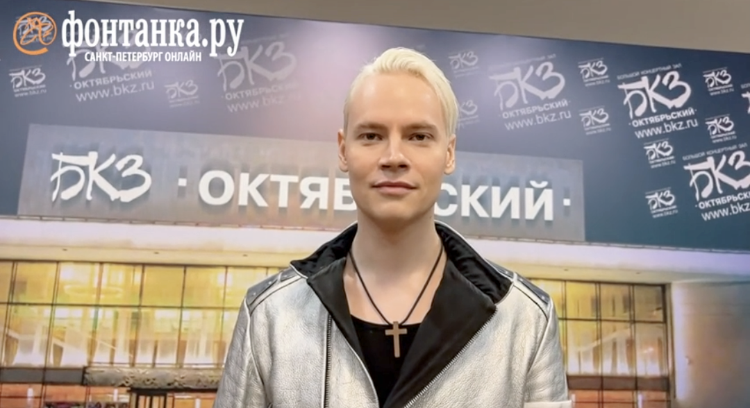 Красивый, подтянутый артист готов отвечать на вопросы. Скриншот 