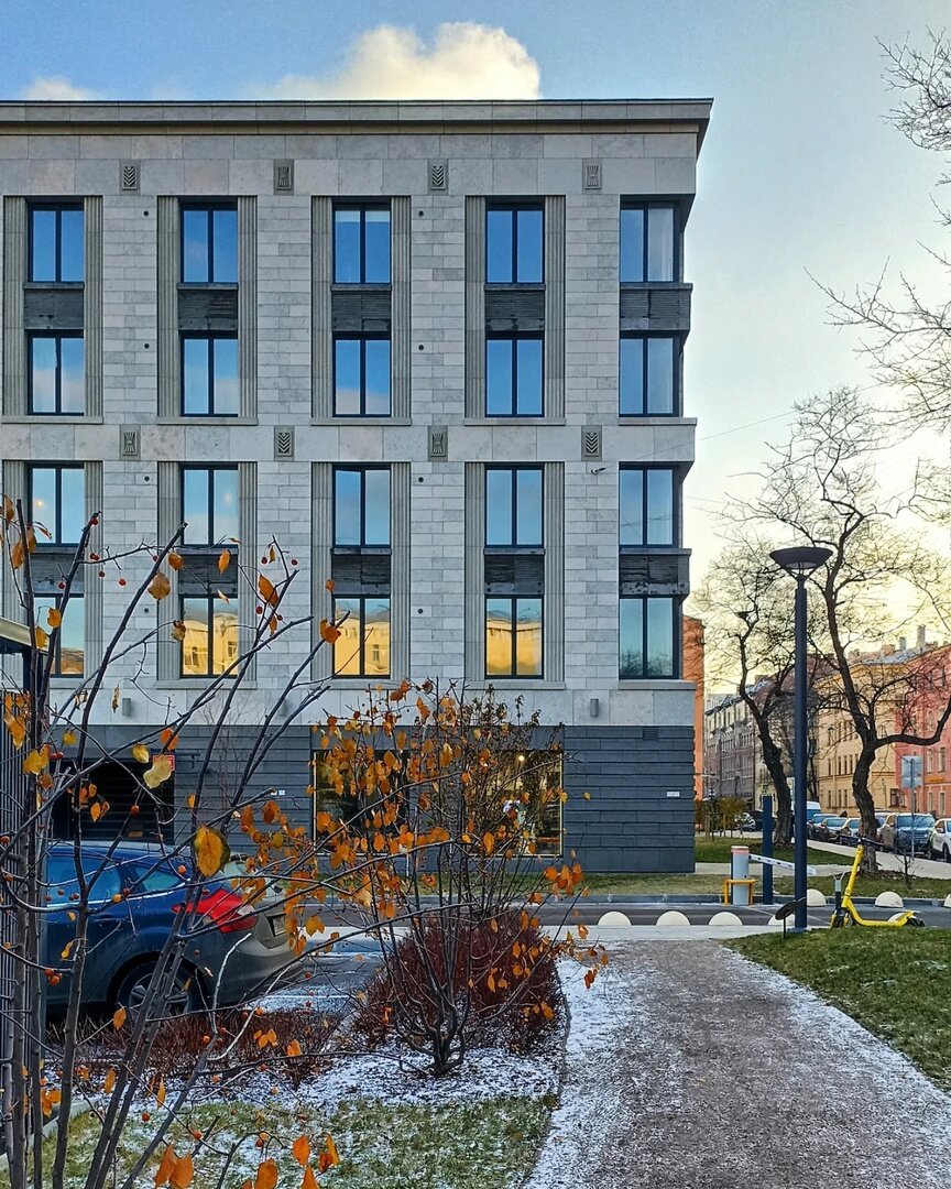 Почему на его фасадах стилизованные изображения колосков и снопов? Сейчас узнаем! Здесь и далее - фото автора, если не указано иное.