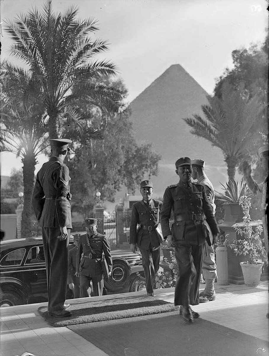 Китайские офицеры идут по ковровой дорожке. Каирская конференция. Египет. Каир. 22-26 ноября 1943 года