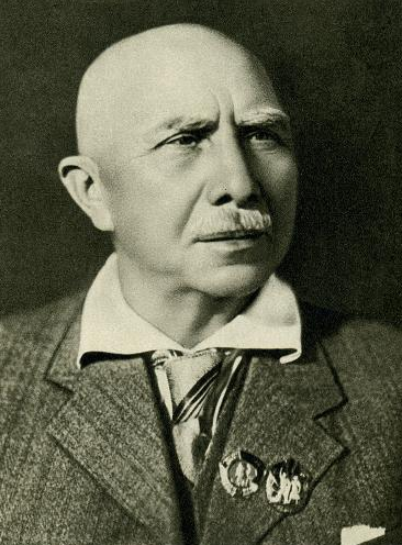 Александр Серафимович, советский писатель, журналист, военный корреспондент. Лауреат Сталинской премии первой степени (1943). Член РКП(б) с 1918 года. Во время Первой мировой войны Серафимович был военным корреспондентом «Русских ведомостей».
