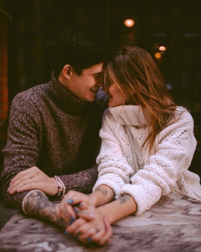 Руки мужчины и женщины. Котенок спит мем. Человеческое тепло. Окутывающее тепло. Двое нежность.