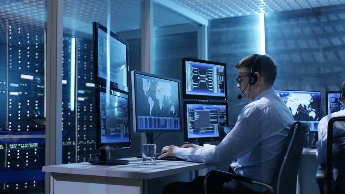 IT-сфера сегодня привлекает все больше молодых специалистов, и это неудивительно, ведь информационные технологии открывают перед ними широкие возможности для развития и самореализации. В этой статье мы рассмотрим основные причины, почему стоит выбрать IT и как это может повлиять на вашу карьеру и жизнь.

1. Высокая заработная плата: IT-специалисты всегда востребованы на рынке труда, что обеспечивает им стабильный доход. Средняя зарплата в этой сфере значительно выше, чем в других отраслях.

2. Возможность работать удаленно: Многие IT-компании предлагают своим сотрудникам возможность работать из дома, что позволяет самостоятельно планировать свой рабочий день и экономить время и средства на дорогу.

3. Гибкий график: IT-индустрия предусматривает возможность работы по гибкому графику, что дает возможность совмещать работу с учебой или другими интересами.

4. Разнообразие специальностей: В IT-сфере существует множество различных направлений, начиная от разработки программного обеспечения и заканчивая веб-дизайном и аналитикой данных, что позволяет каждому найти свое призвание и развиваться в интересующей его области.

5. Постоянное обучение и развитие: IT-отрасль постоянно развивается и обновляется, поэтому специалистам приходится постоянно обучаться новым технологиям и методикам, чтобы оставаться конкурентоспособными.

6. Карьерный рост: В IT можно быстро продвинуться по карьерной лестнице, если проявить инициативу, настойчивость и умение адаптироваться к новым условиям.

7. Работа с интересными проектами: IT-компании занимаются разработкой инновационных проектов, которые могут быть полезными для всего мира. Работа над такими проектами позволяет почувствовать себя частью команды, которая вносит свой вклад в развитие технологий.

Заключение: Выбирая IT-сферу, вы получаете возможность стать частью быстро развивающейся индустрии, работать над интересными проектами, иметь стабильный доход и возможность развиваться профессионально и личностно. Не упустите свой шанс сделать свою жизнь ярче и насыщеннее!
