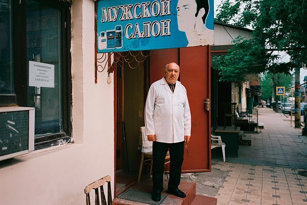    Парикмахер Гюршум из еврейской диаспоры Дербента. Фото: Дмитрий Ермаков / «Лента.ру»
