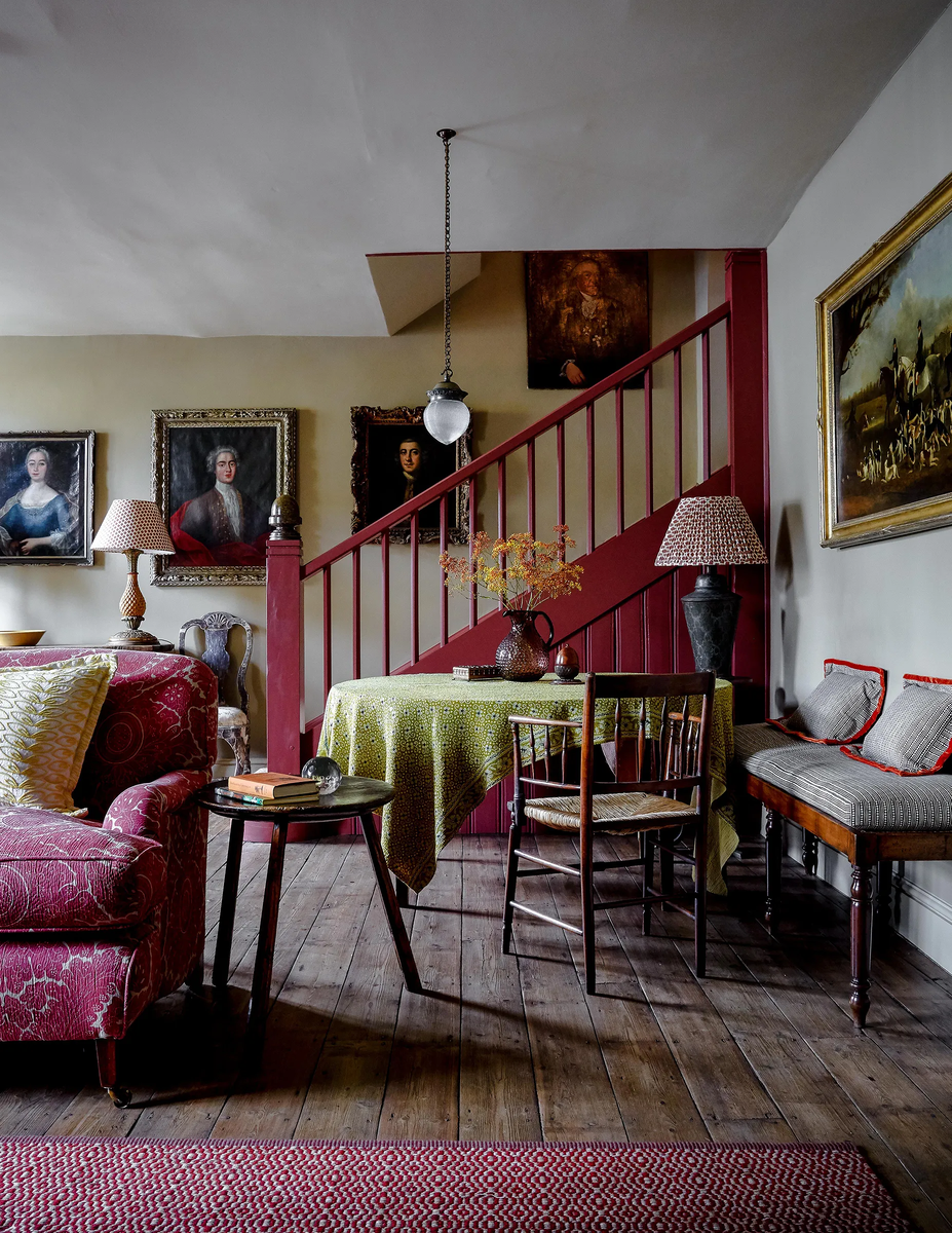 Розовая лестница — просто шик! И как же замечательно подобраны акценты — диван, шерстяной ковер