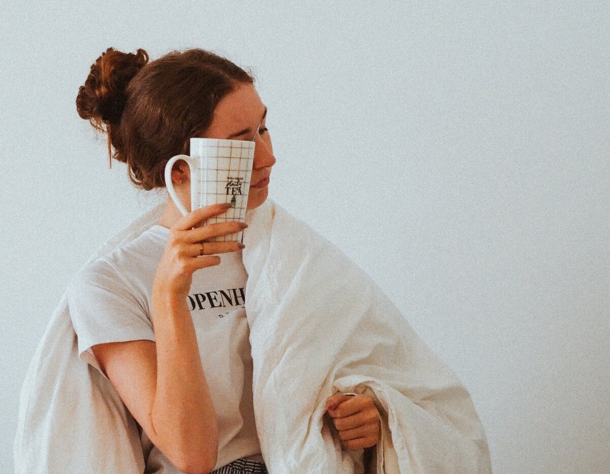 Чашка теплого молока поможет заснуть быстрее и крепче. Фото Laura Chouette (Unsplash)