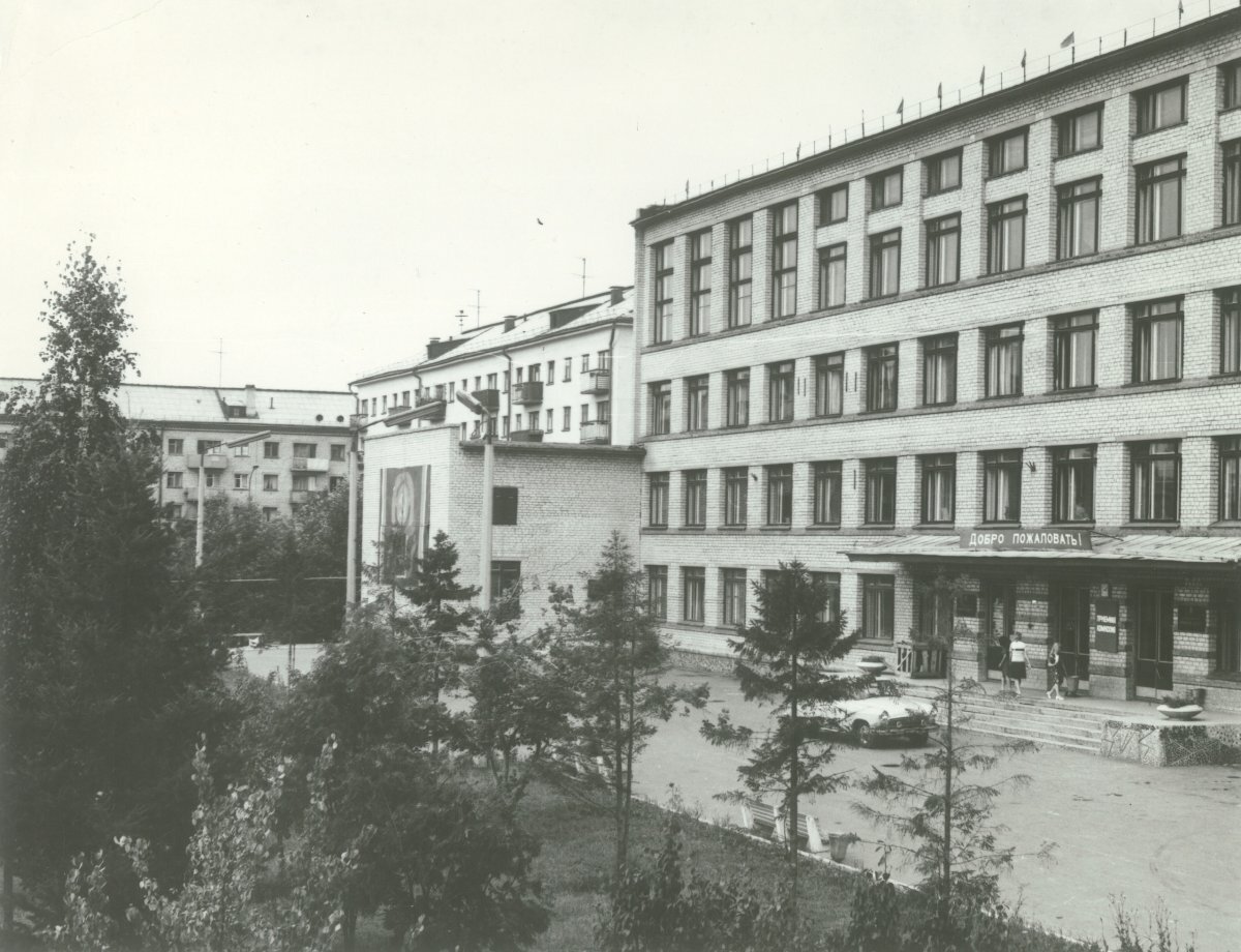 Это тот самый третий учебный корпус мединститута, куда я подал документы и в котором сдавал первые два экзамена... Яндекс-фото