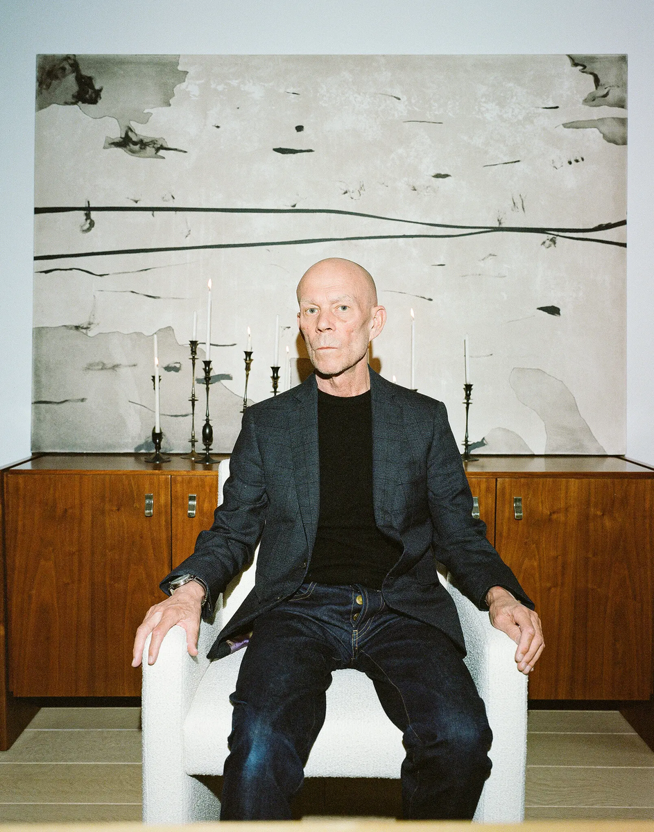 Винс Кларк дома в Нью-Йорке. Его сольный альбом «Songs of Silence» в основном состоит из эмбиента и дрона. Фото: ОК Маккосленд для The New York Times