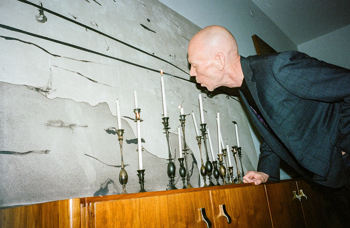 «Раньше я играл на гитаре, но у меня это плохо получалось», — говорит Кларк. — «Когда появились синтезаторы, я понял, что могу получить отличный звук, просто взяв одну ноту указательным пальцем». Фото: ОК Маккосленд для The New York Times