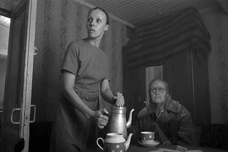 Кадр из фильма "Прямохождение" (2005)