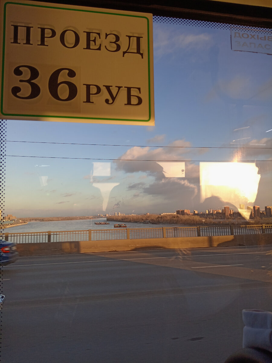 Еду по Коммунальному мосту в автобусе номер 2.