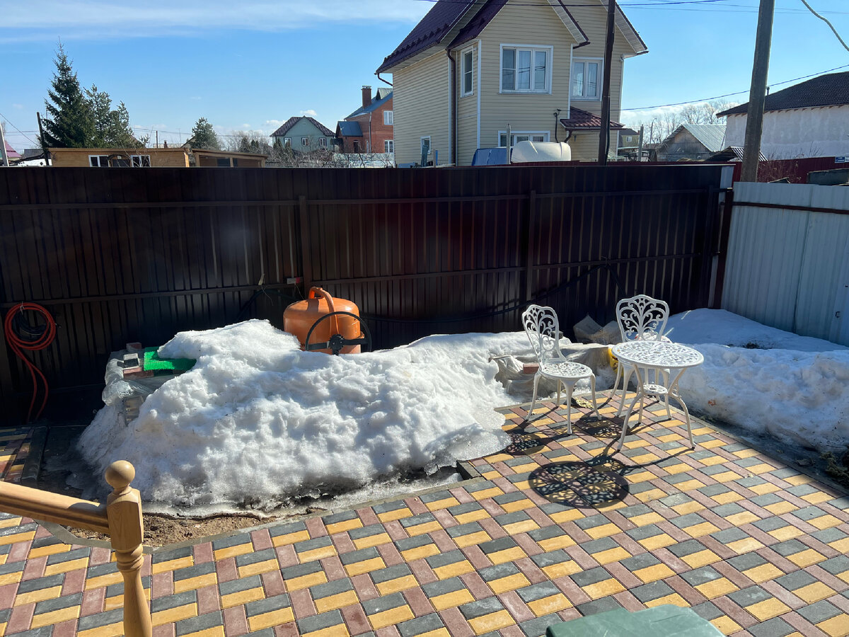 Входная группа весной 