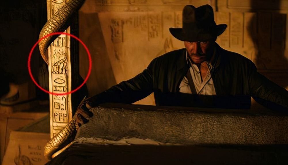 В фильме «Искатели потерянного ковчега» с трудом, но можно разглядеть фигурки двух роботов из «Звёздных войн»