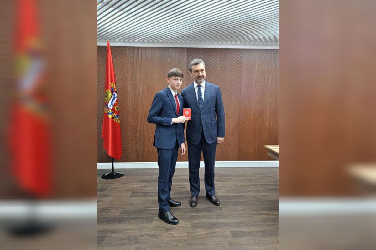  📷    Игорь Сухарев вручил юным оренбуржцам первые паспорта Кристина Просвиркина