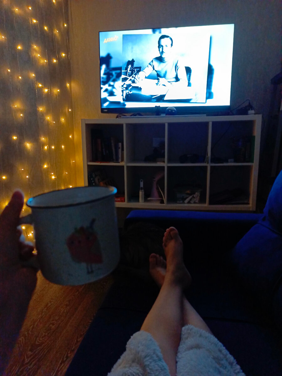 Гирлянда у нас не простая, а целая штора. И с ней гораздо лучше, чем без неё.