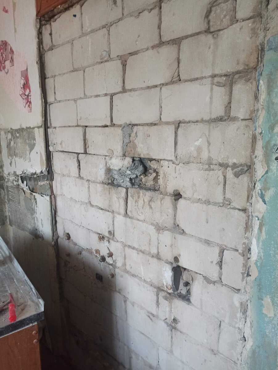 Картина маслом, в последствии та часть где в дыре провод видно тоже была удалена легким движением руки до кирпича.