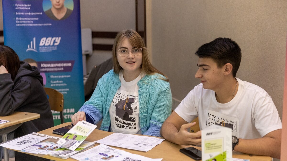     О том, что «все работы хороши, выбирай на вкус», знают, вероятно, многие школьники Владивостока. Но как сделать этот самый выбор? В поисках ответа на этот вопрос ребятам наверняка помогут профориентационные встречи, которые проводятся в школах города.