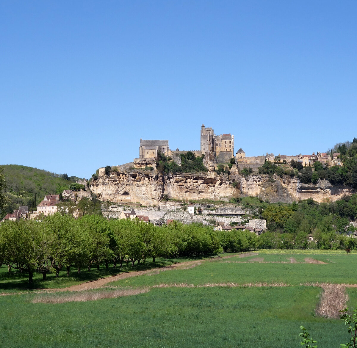 У подножия замка селение Бенак-э-Казнак. Дордонь. Франция.