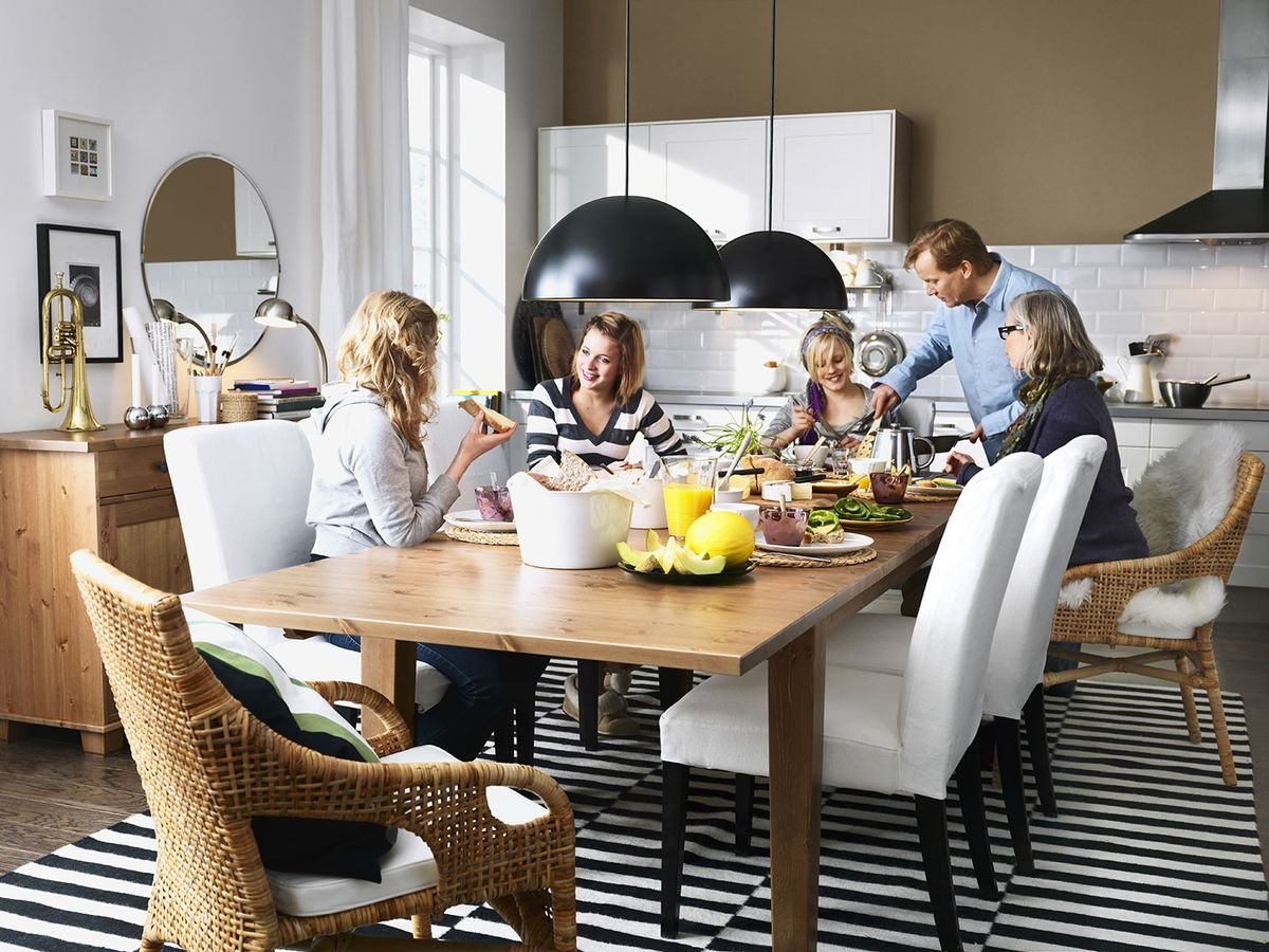 We had better at home. Обеденный стол для большой семьи. Семья за столом. Семья за столом на кухне. Обеденный стол для кухни.
