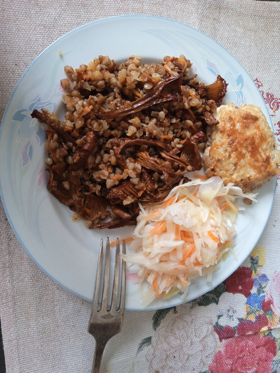 С котлеткой и салатом из капусты ну очень вкусненько! 